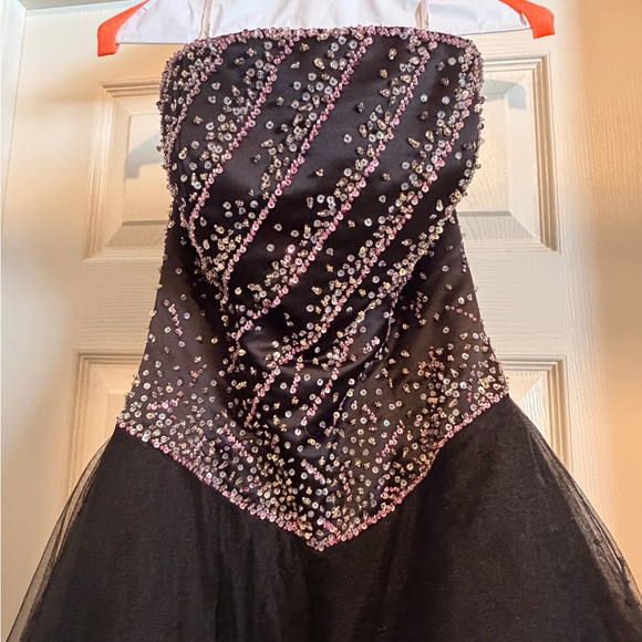 Elegant Black Strapless Gown with Pink Accents - Picture 2 of 2